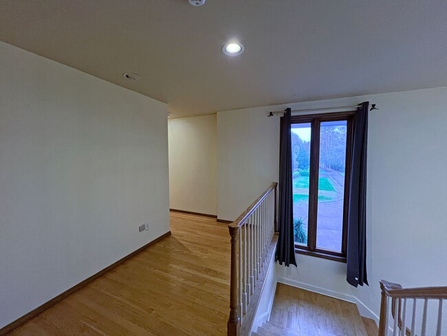 Building Photo - Gated Sound view home Des Moines area, 4 bed plus den 2.5 bath 3900 s/f, Available NOW!!!