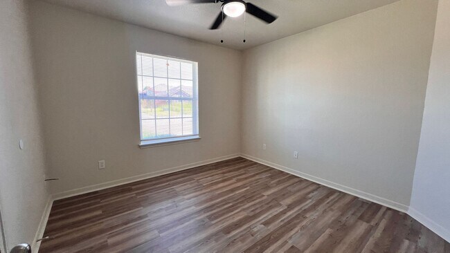 Building Photo - Newly Remodeled 4 Br 2 Bath off Stan Schlu...