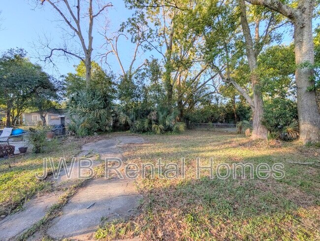 Building Photo - 1530 W 10th St