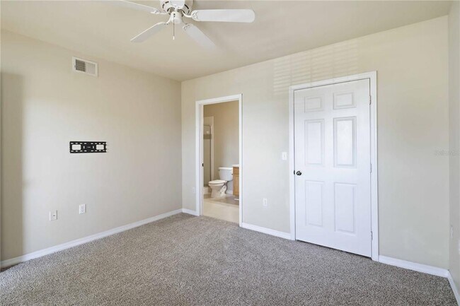 Building Photo - 1015 Villagio Cir