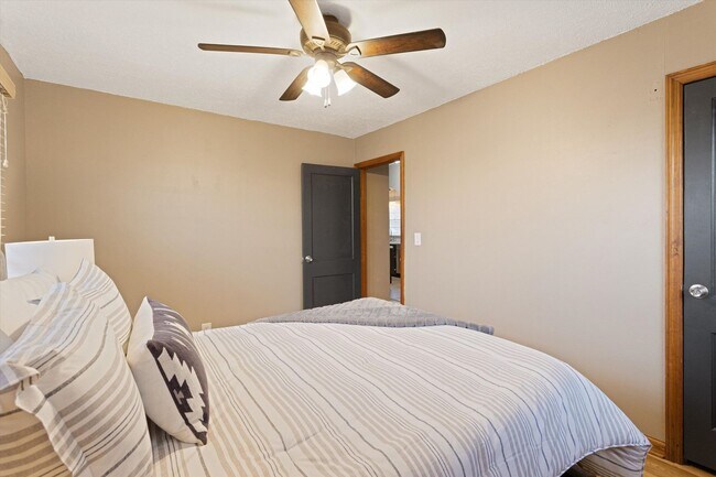 Building Photo - Gorgeous 2 bedroom 1 bathroom house!