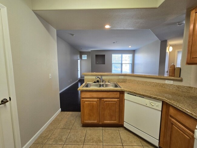 Building Photo - Awesome 2 bedroom 2 bath unit!