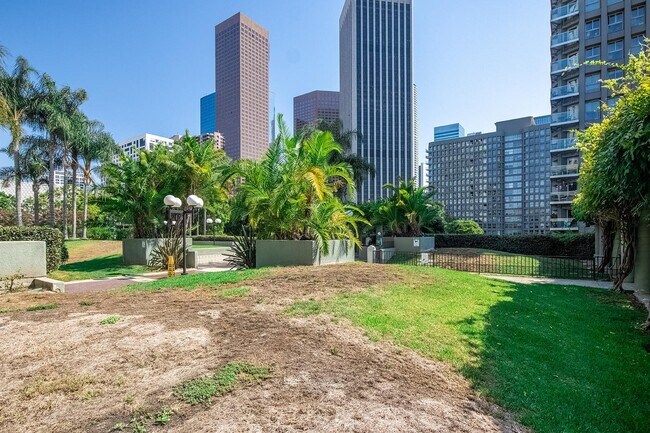 Private Park - 880 W 1st St