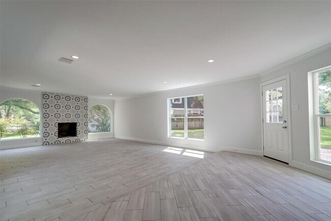 Building Photo - 818 Silvergate Dr