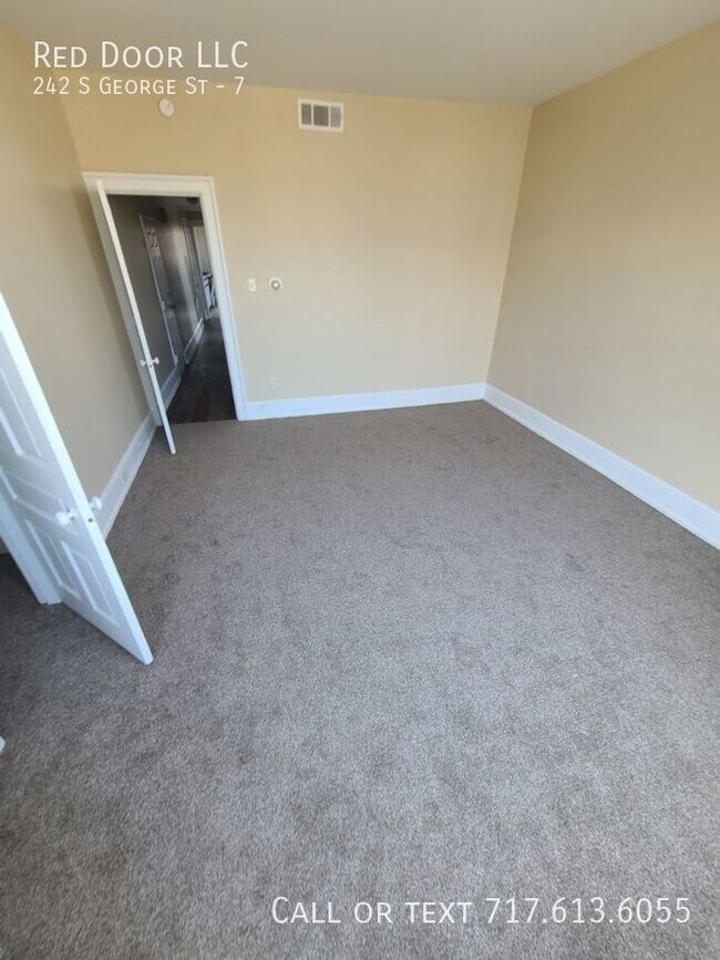 Building Photo - 242 S George St