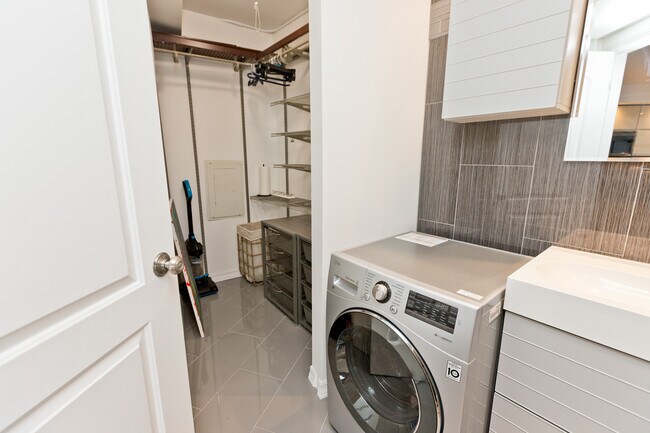 Building Photo - 300 N State St