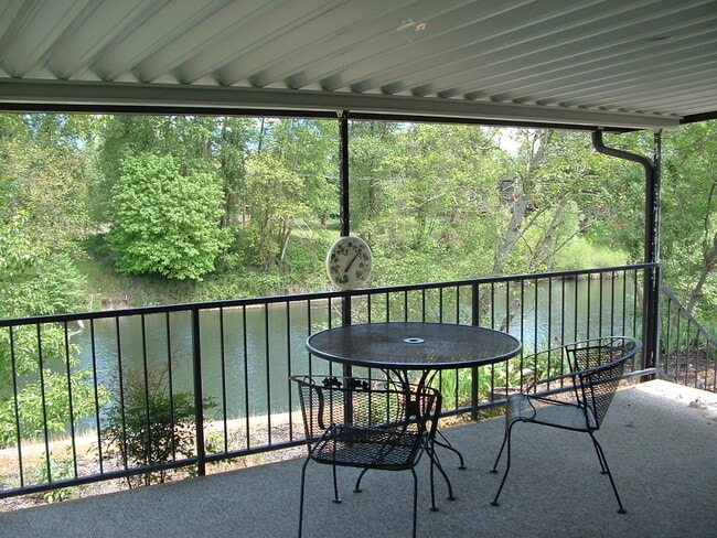 Building Photo - River beauty