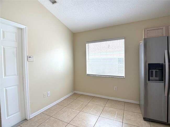 Building Photo - 526 Pine Cone Dr