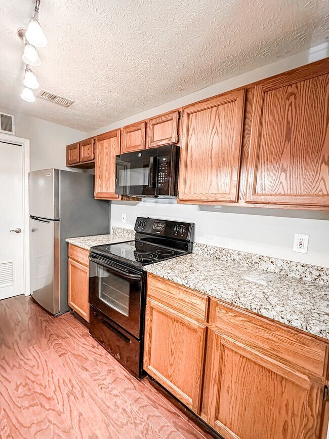 Building Photo - 2 bed/2 bath condo in great Roswell location