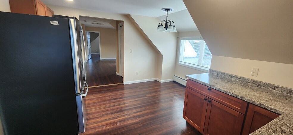 Dining - 142 College Ave