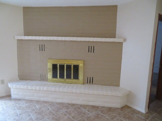 Building Photo - 2 Bedroom 2 Bath Townhouse Available for Rent