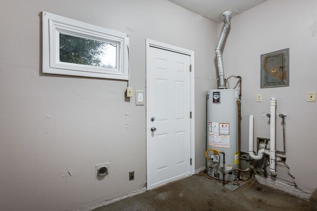 Building Photo - Updated Four Bed, 1 Bath!