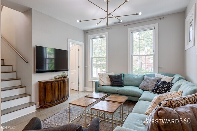 Building Photo - 2344 N Oakley Ave