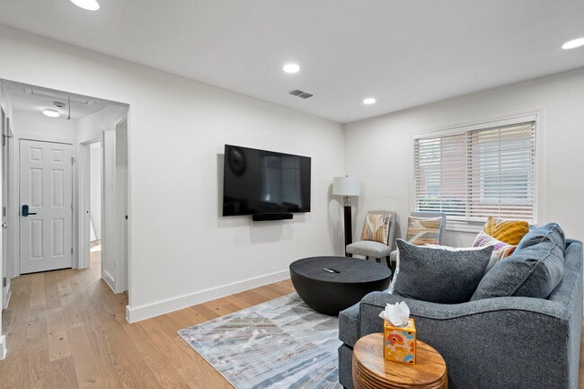 Building Photo - 6501 Ravendale Ln