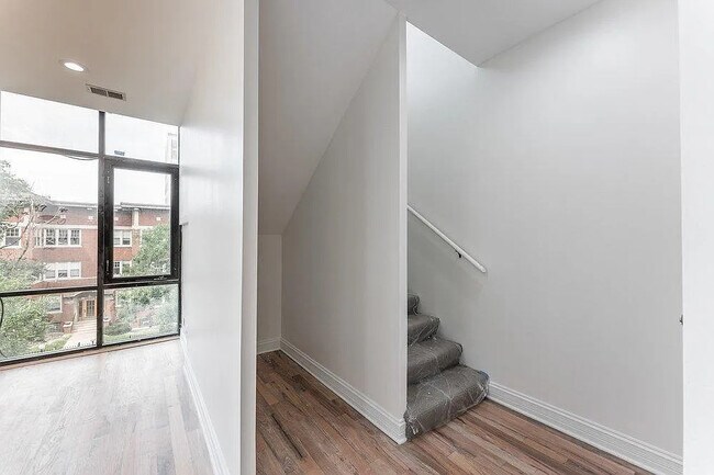 Building Photo - 5733 N Winthrop Ave