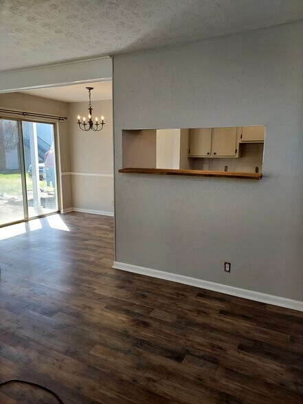 Building Photo - 810 Bellevue Rd