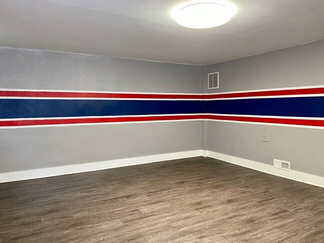 Building Photo - Charming 3 Bedroom/1 Bathroom Townhome in ...