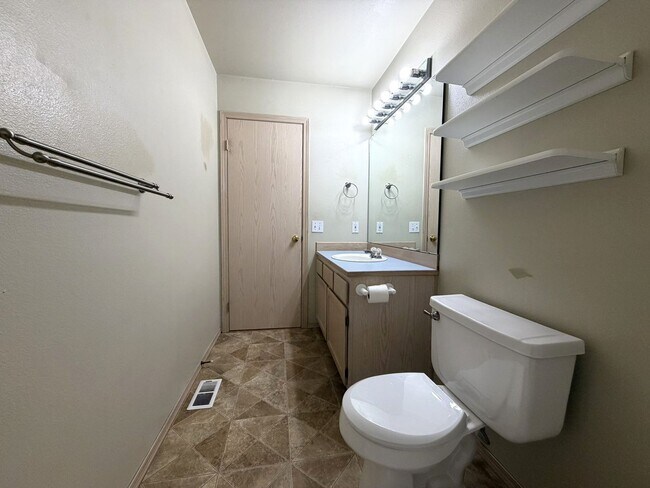 Building Photo - Charming Gleneagle Rambler – Prime Arlington Location