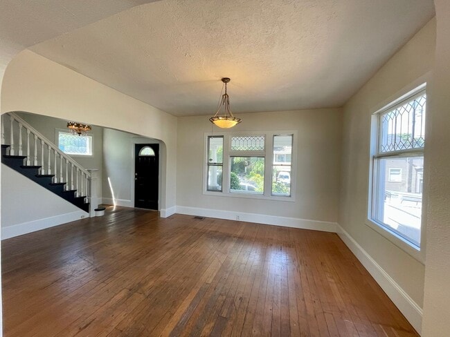 Building Photo - 4 Bed 1.5 Bath 1758sqft - Historic Charm with Renovations and so Much More!