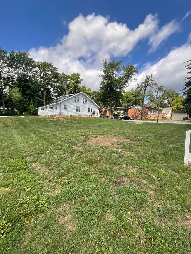 Building Photo - 317 N Dunn St