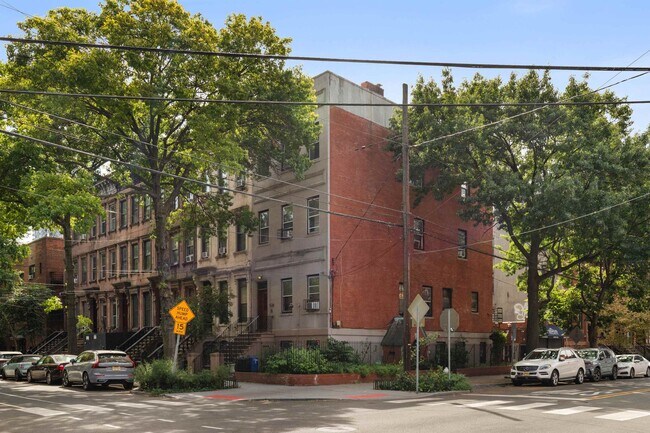 Building Photo - 307 York St