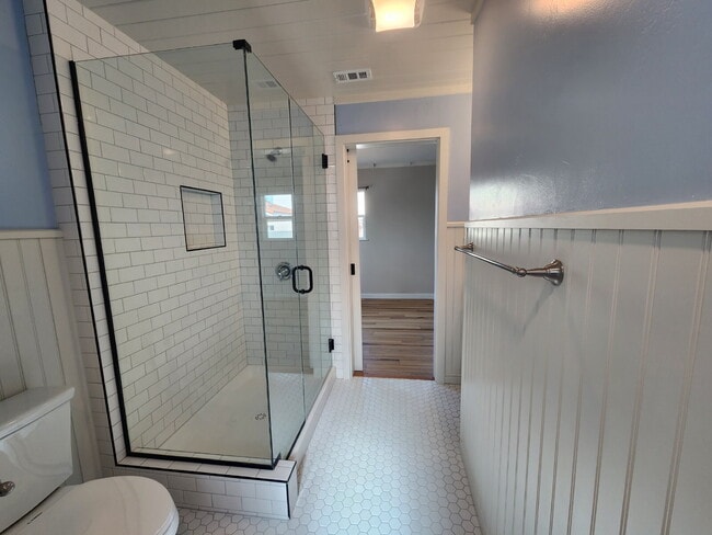 Building Photo - Cozy Craftsman style home!