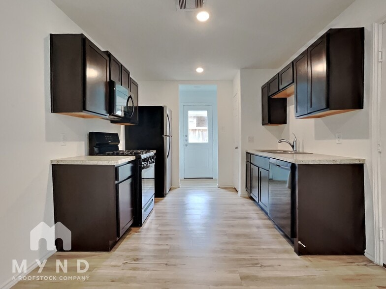 Building Photo - 4230 Magnolia Bay Dr