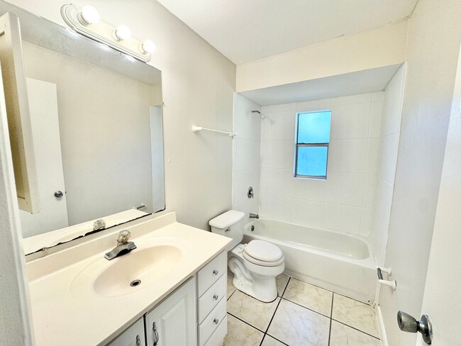 Building Photo - ** BONITA SPRINGS ** 2 BED / 1 BATH ** WES...