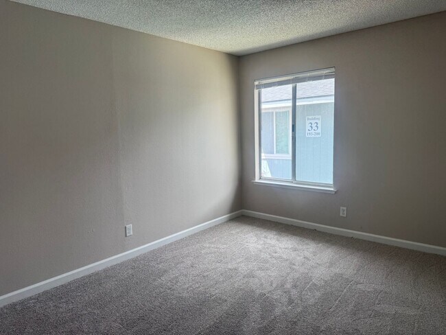 Building Photo - Remodeled South East Condo