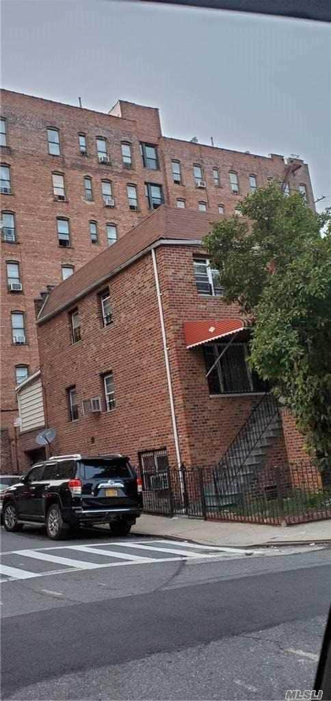 Building Photo - 851 Crown St