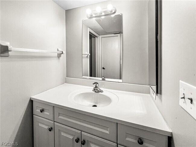 Building Photo - 4530 SW 10th Ave