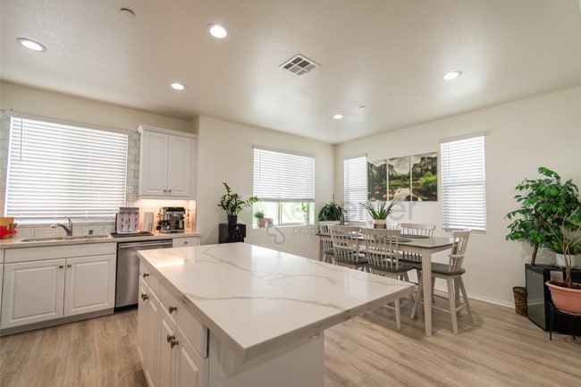 Building Photo - Stunning Verano at Skyline |Gated Community |HOA, Pool, Playground