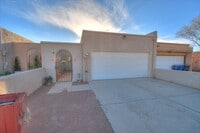 Building Photo - NE Heights Town Home