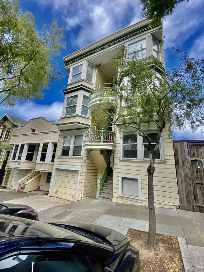 Building Photo - 2BR/1BA Edwardian with Renovated Kitchen &...