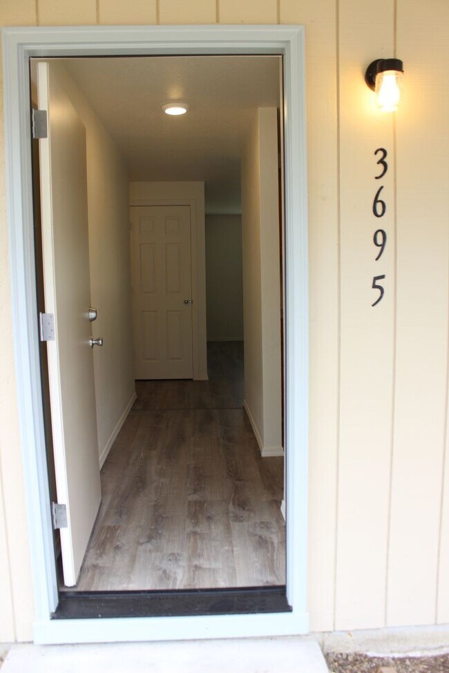 Building Photo - 3 bed single level home in SE Hillsboro