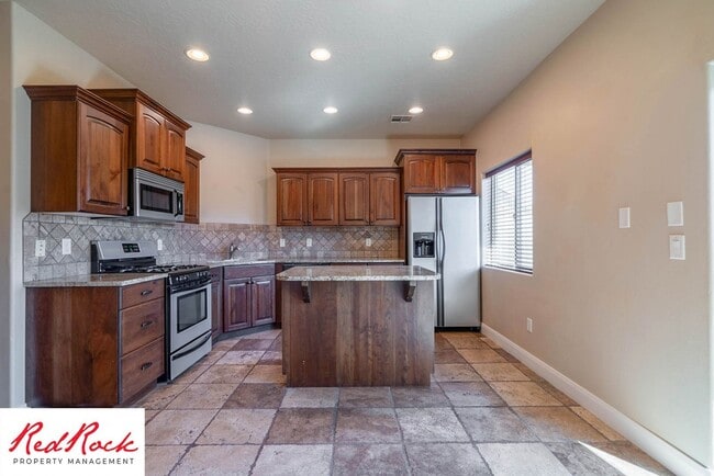 Building Photo - 3 Bedroom Townhome In Southgate Community