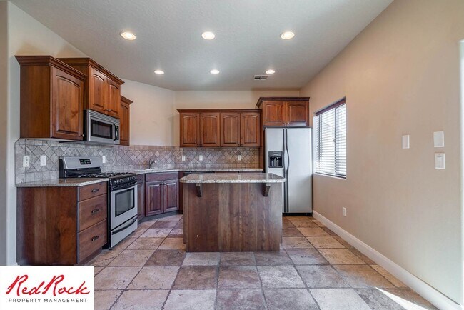 Building Photo - Dog Friendly, Beautiful Southgate Townhome!