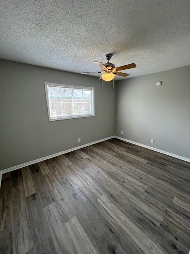 Building Photo - Newly Renovated 1B/1B Apartment in Lake Ch...