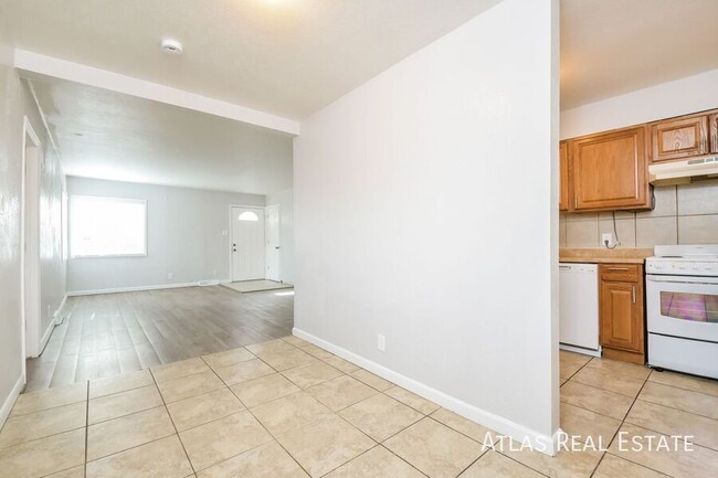 Building Photo - 3 Bedroom, 1 Bath in the Villa Park Neighb...