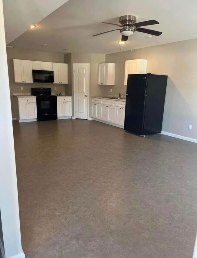 Building Photo - 2 bed, 1 bath Apartment