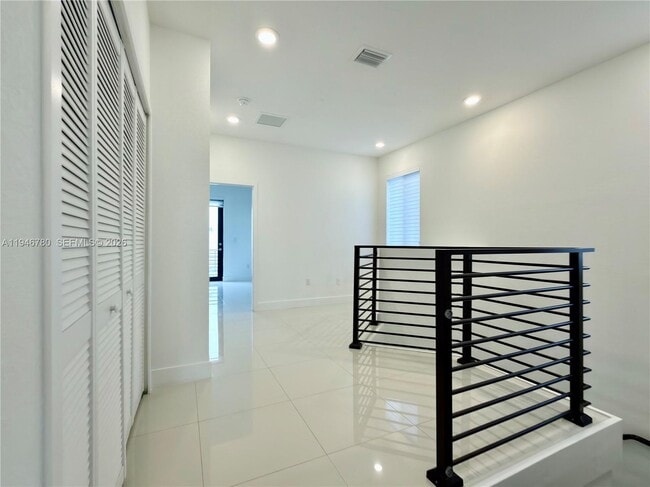 Building Photo - 404 SW 91st Ct