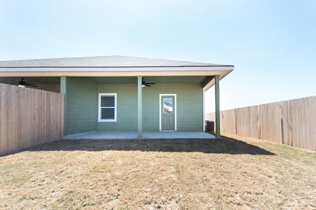 Building Photo - Luxury Duplex in Seguin!