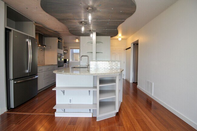 Building Photo - 7545 N Edgewater St