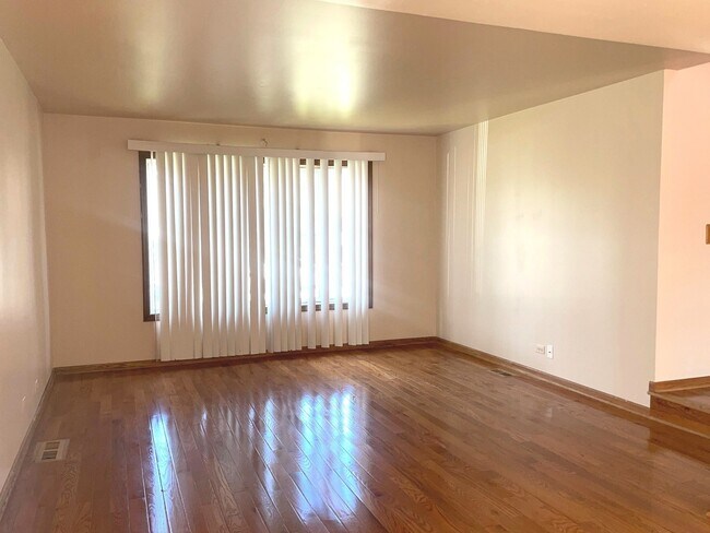 Building Photo - 226 Iris Dr