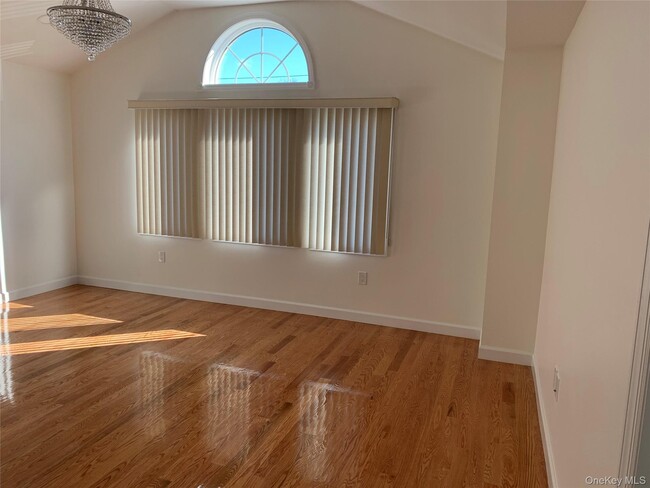 Building Photo - 97 Gainsborg Ave E