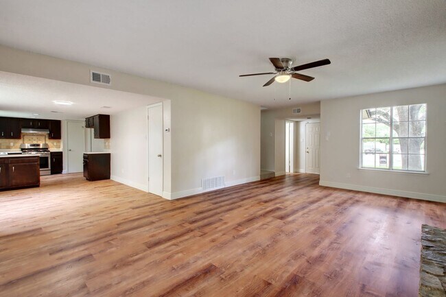 Building Photo - Two stories 3 Bedrooms & 3 Bathrooms Home for Rent in Desirable Anderson Mill NW of Austin
