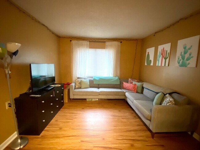 Building Photo - 2 Bedroom, 2 Bathroom Apartment in Cedarwood