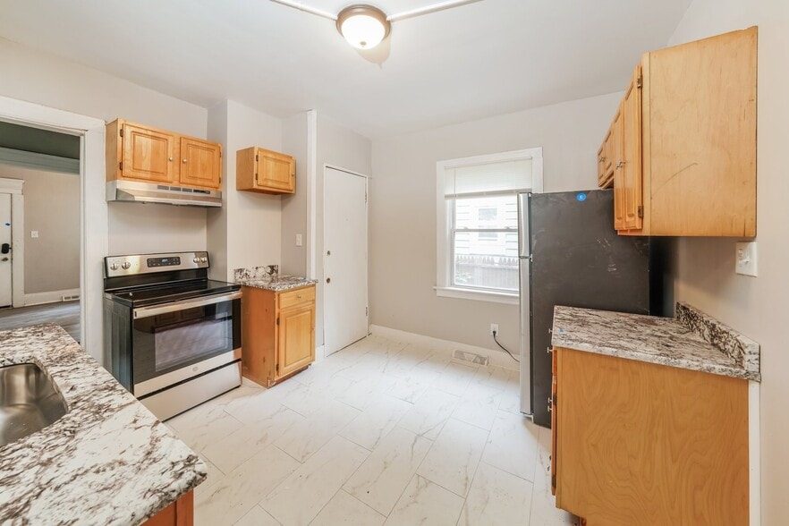 Building Photo - 339 W Calthrop Ave