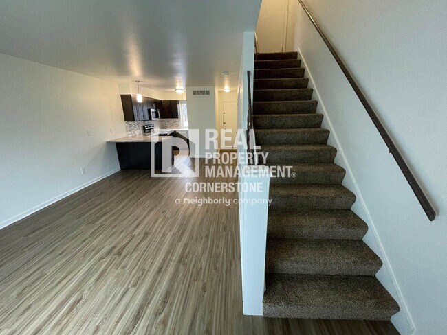 Building Photo - Updated & Inviting 2-Bedroom Townhome in Q...
