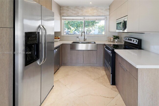 Building Photo - 2031 NE 14th Ct